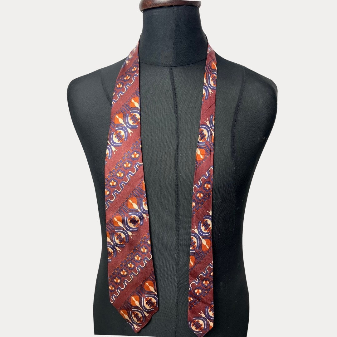 Maroon patterned necktie