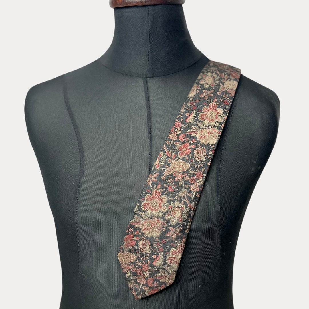 Floral necktie