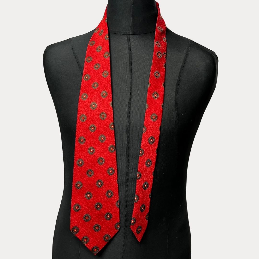 Red dotted tie